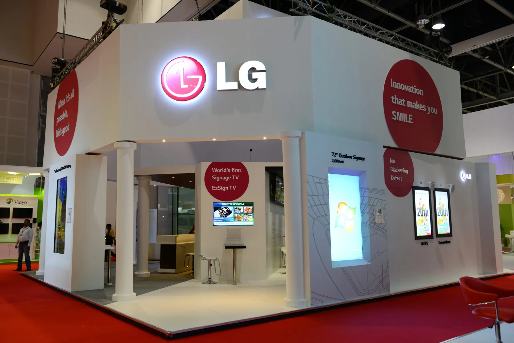 Double decker exhibition stand in Dubai