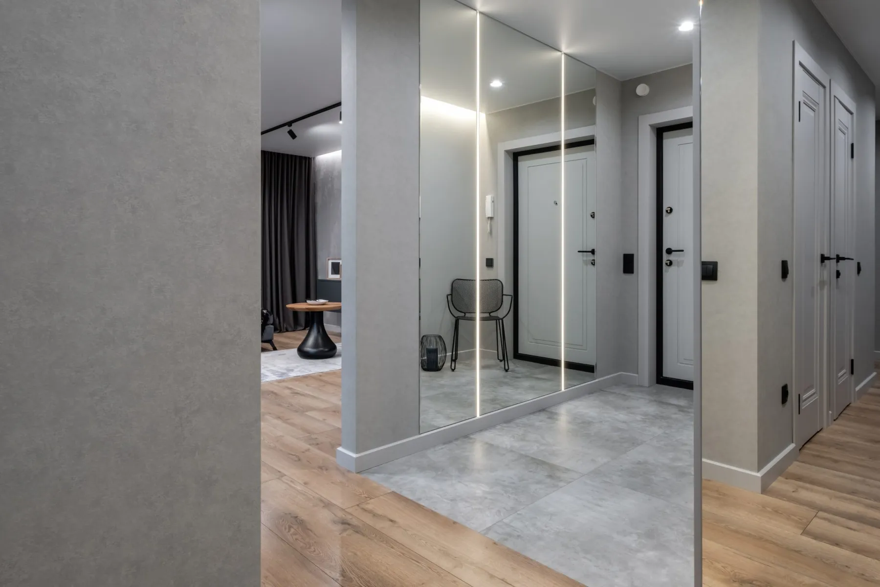 Installing gym flooring and mirrors in Dubai