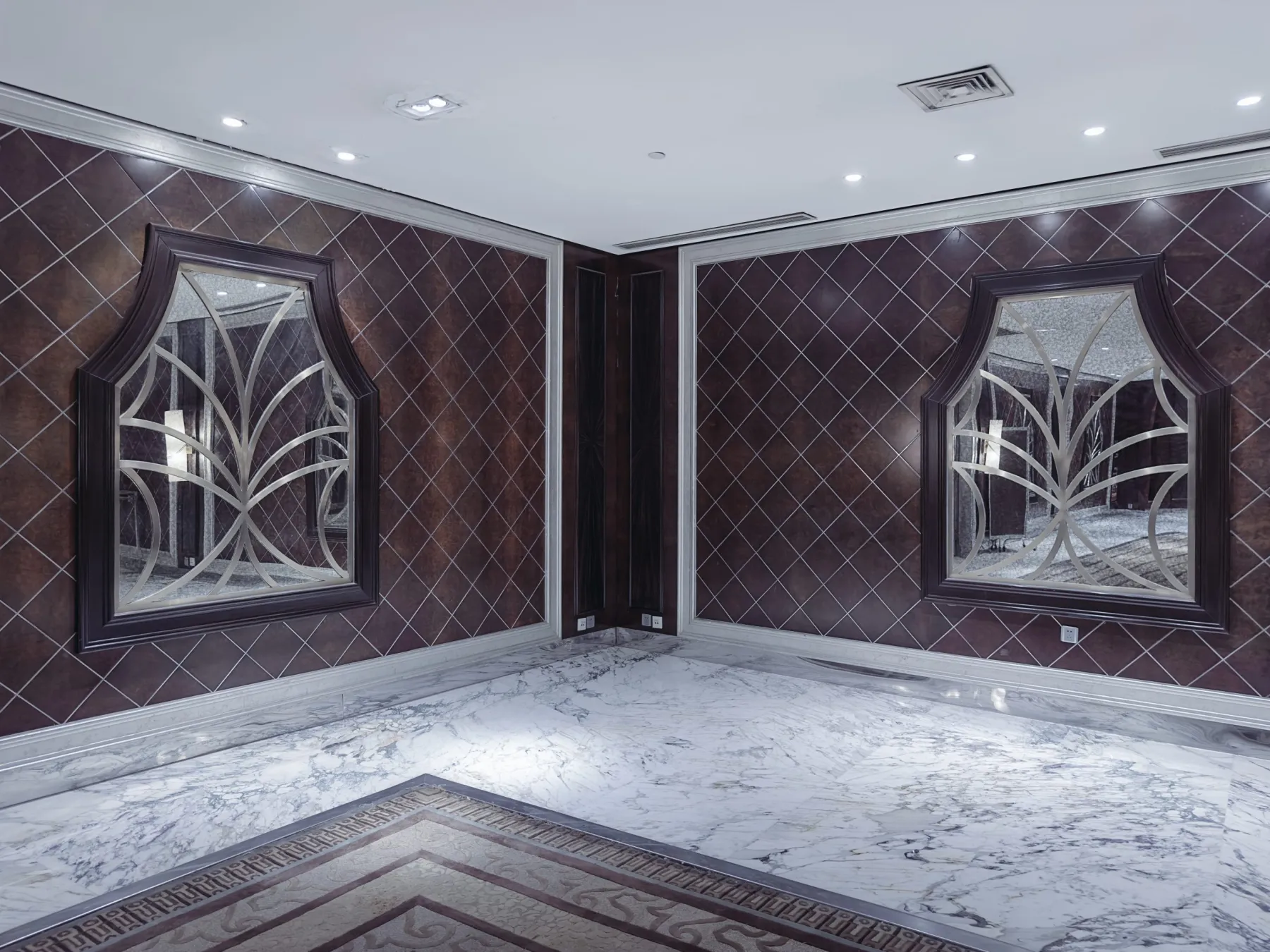Mirror wall in a Dubai home gym