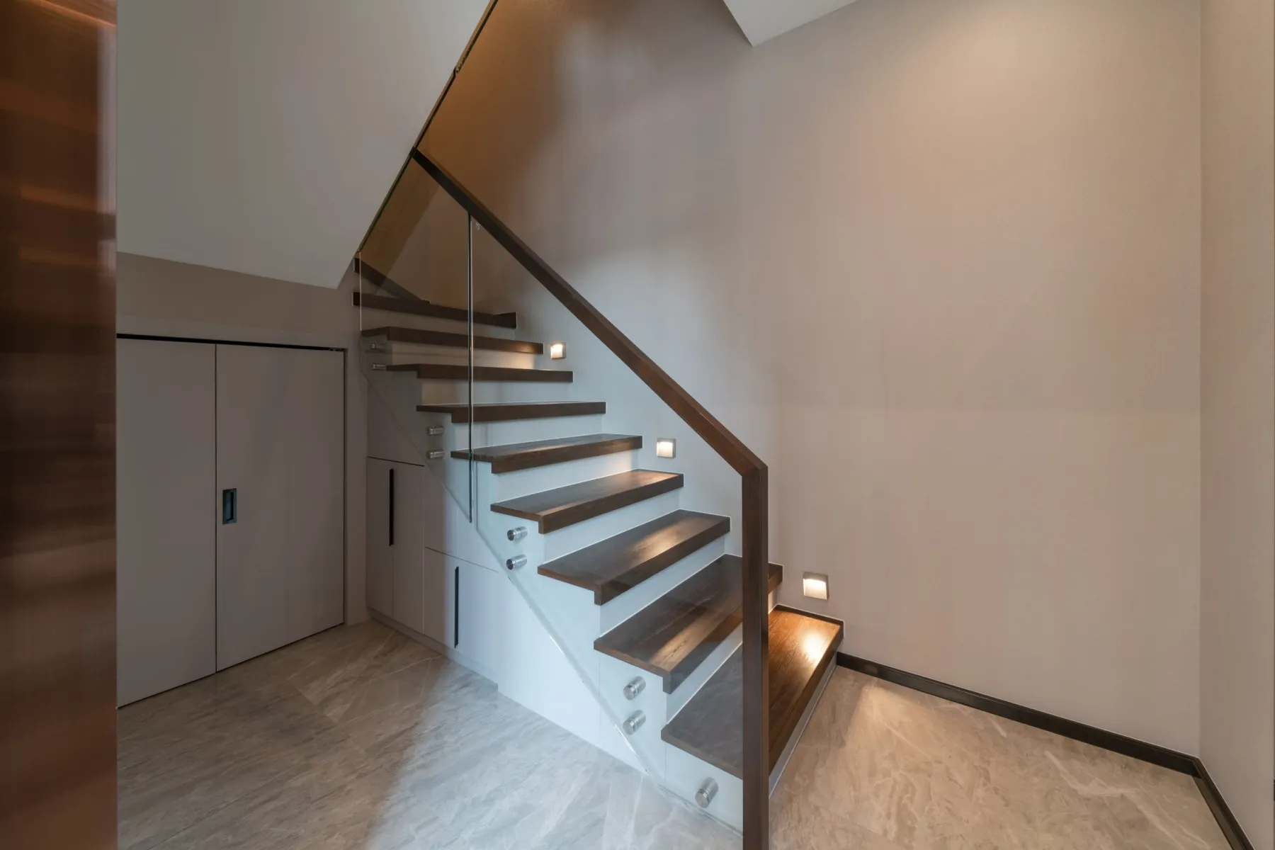 Installing a timber staircase in a Dubai villa