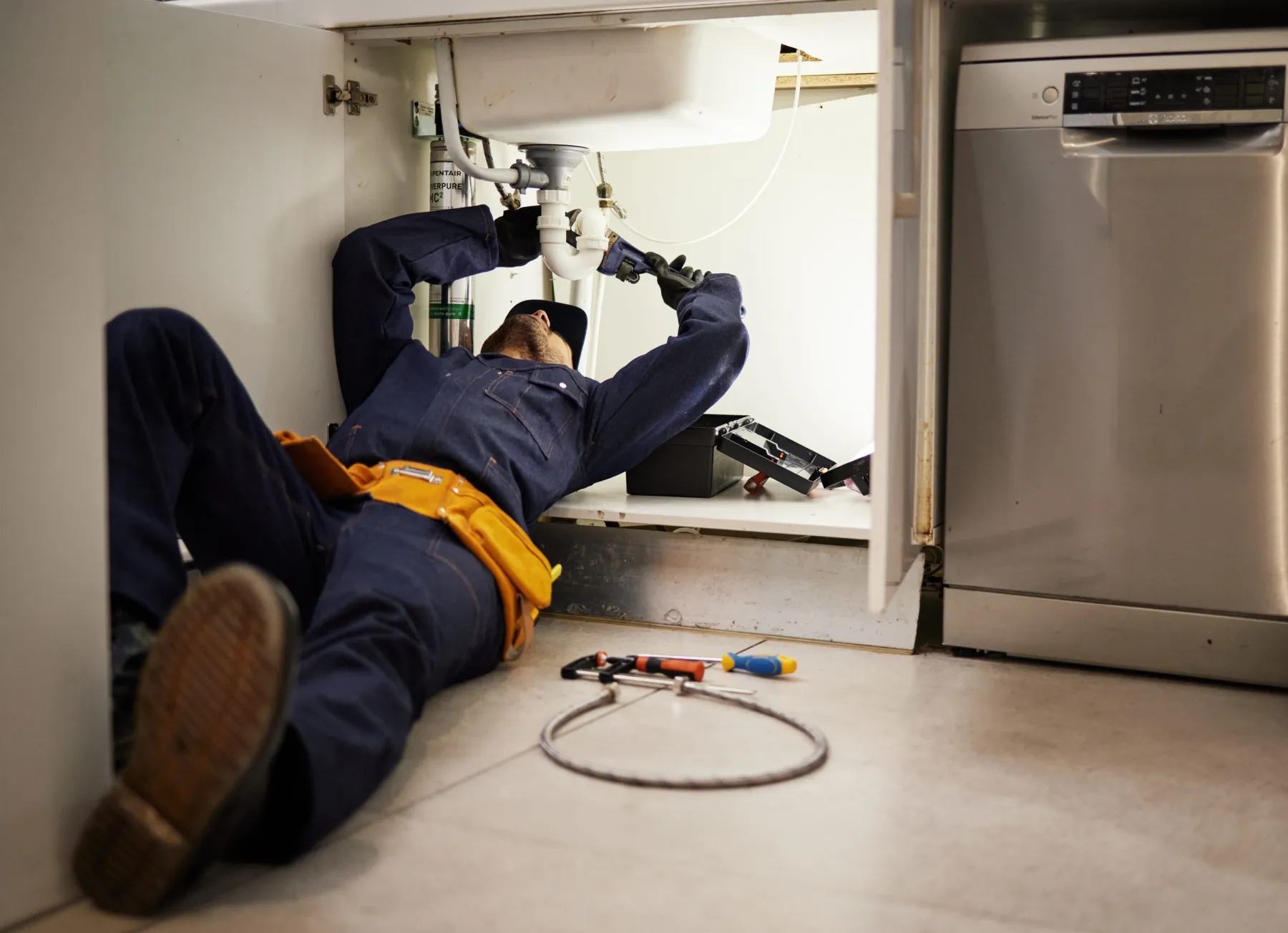 Leak tracing and plumbing maintenance in Dubai