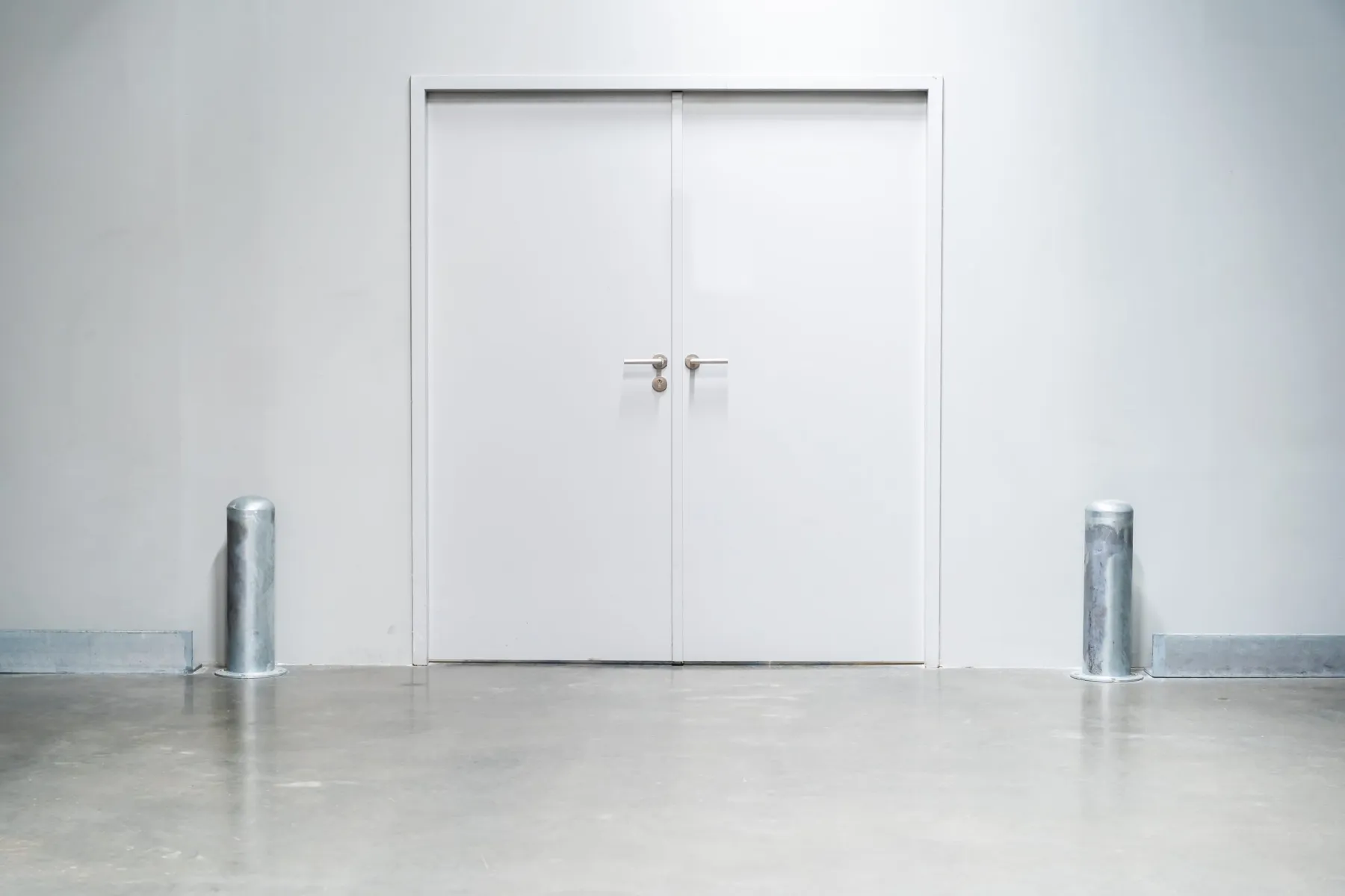 Brushed stainless steel and brass metal finishes in Dubai