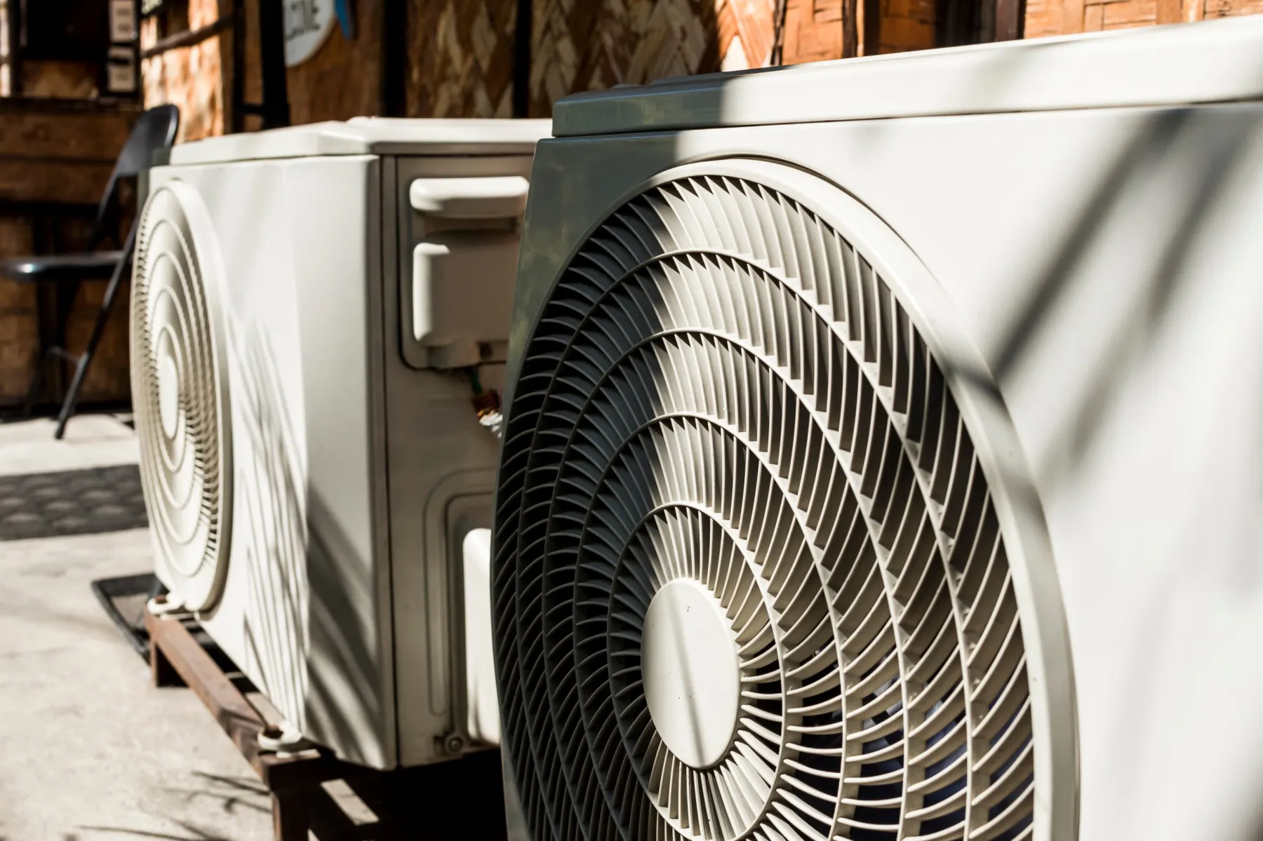 Split-type inverter condensers installed outside a restaurant
