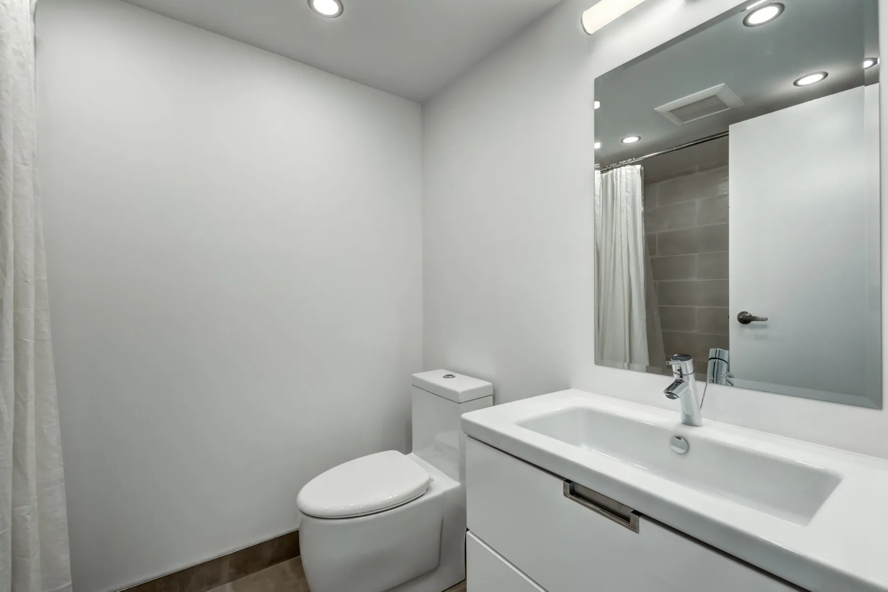 Bathroom wall painting with moisture-resistant system