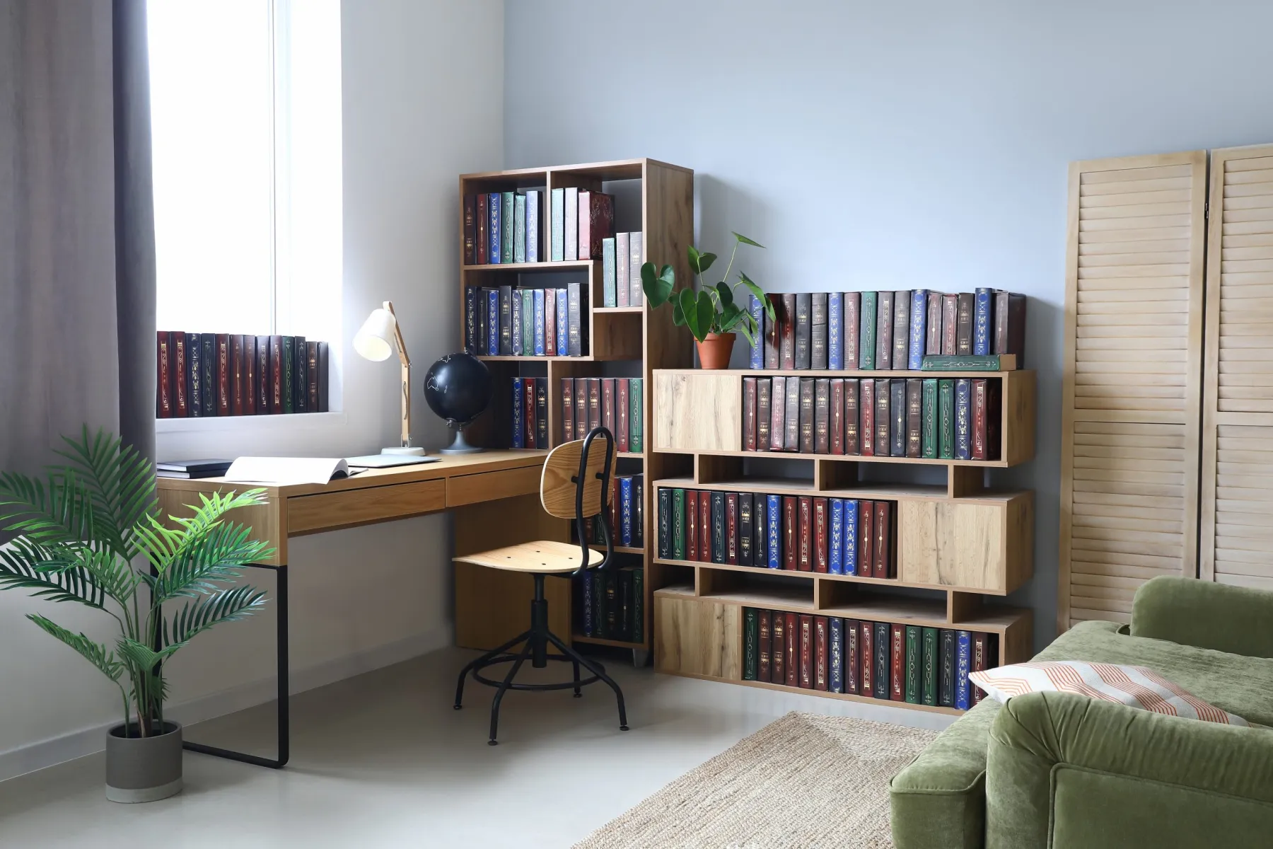 Home study with built-in desk in Dubai