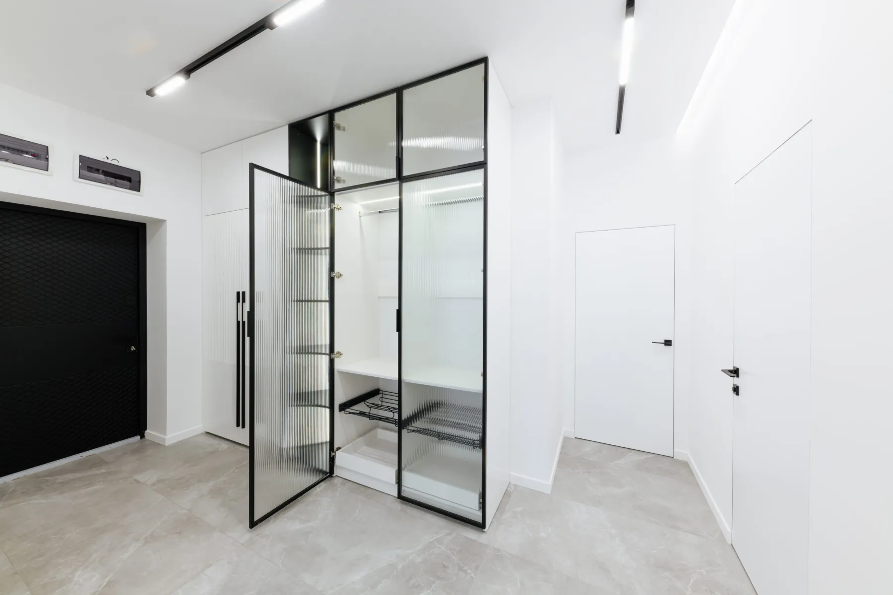 Frameless glass shower screen detail