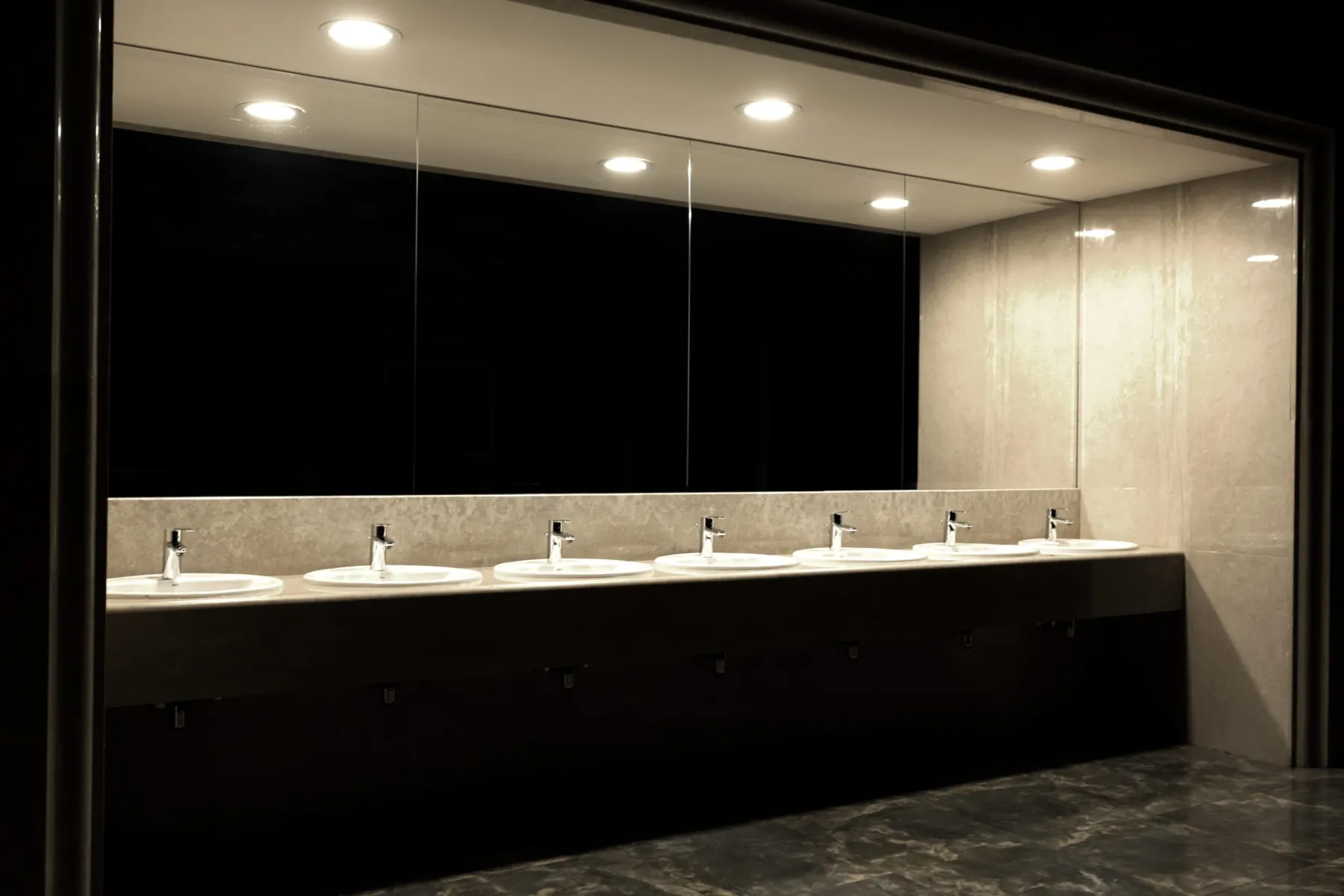 Fluted and ribbed mirror panel in Dubai