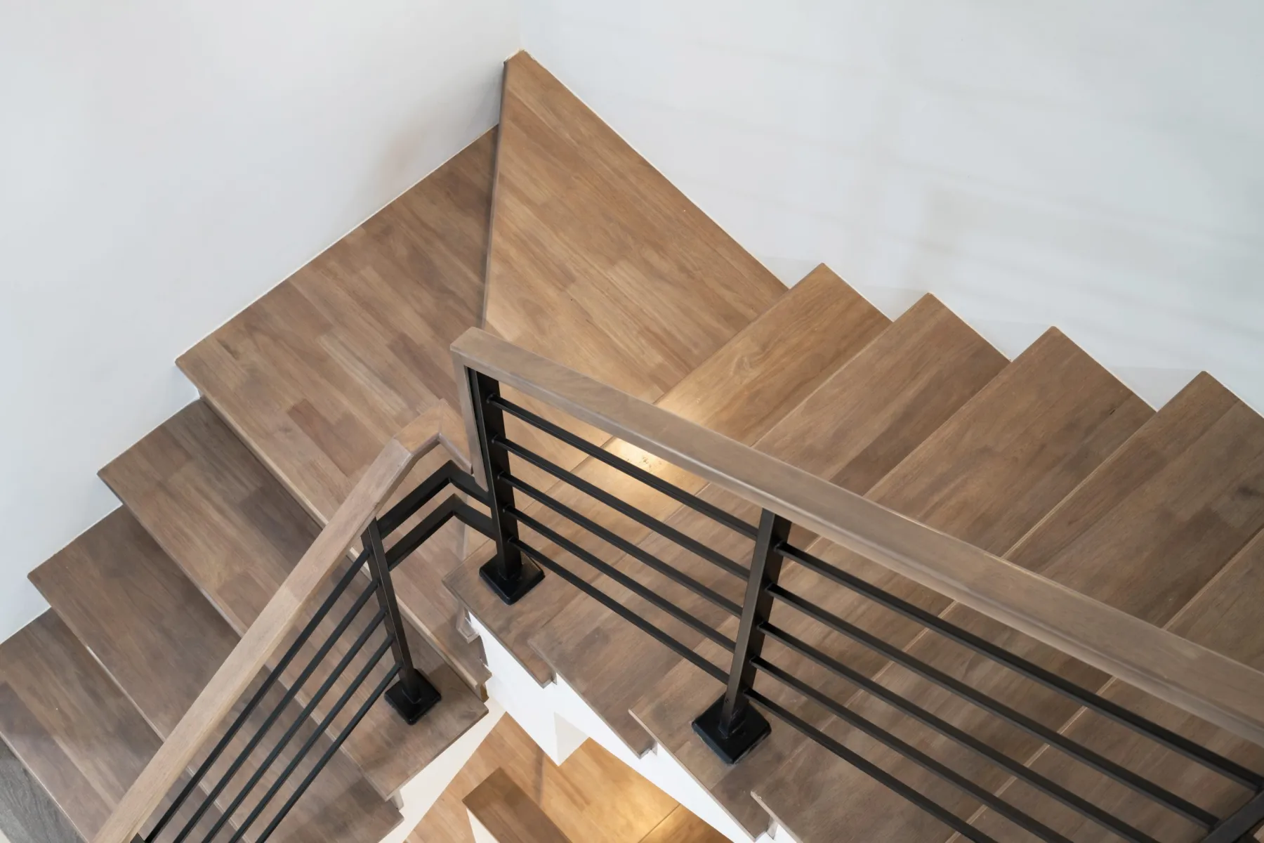 Oak clad staircase with glass balustrade in Dubai