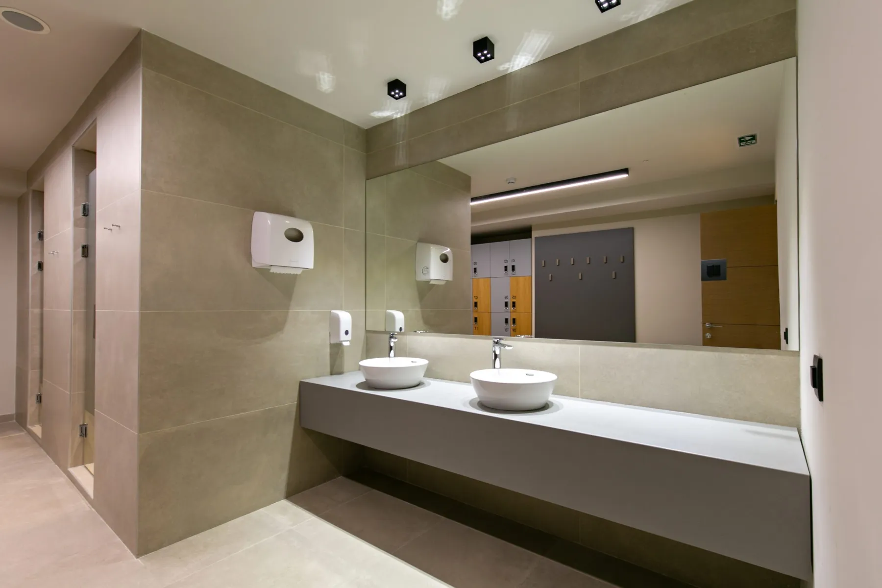 Mirror splashback and niche detail in Dubai