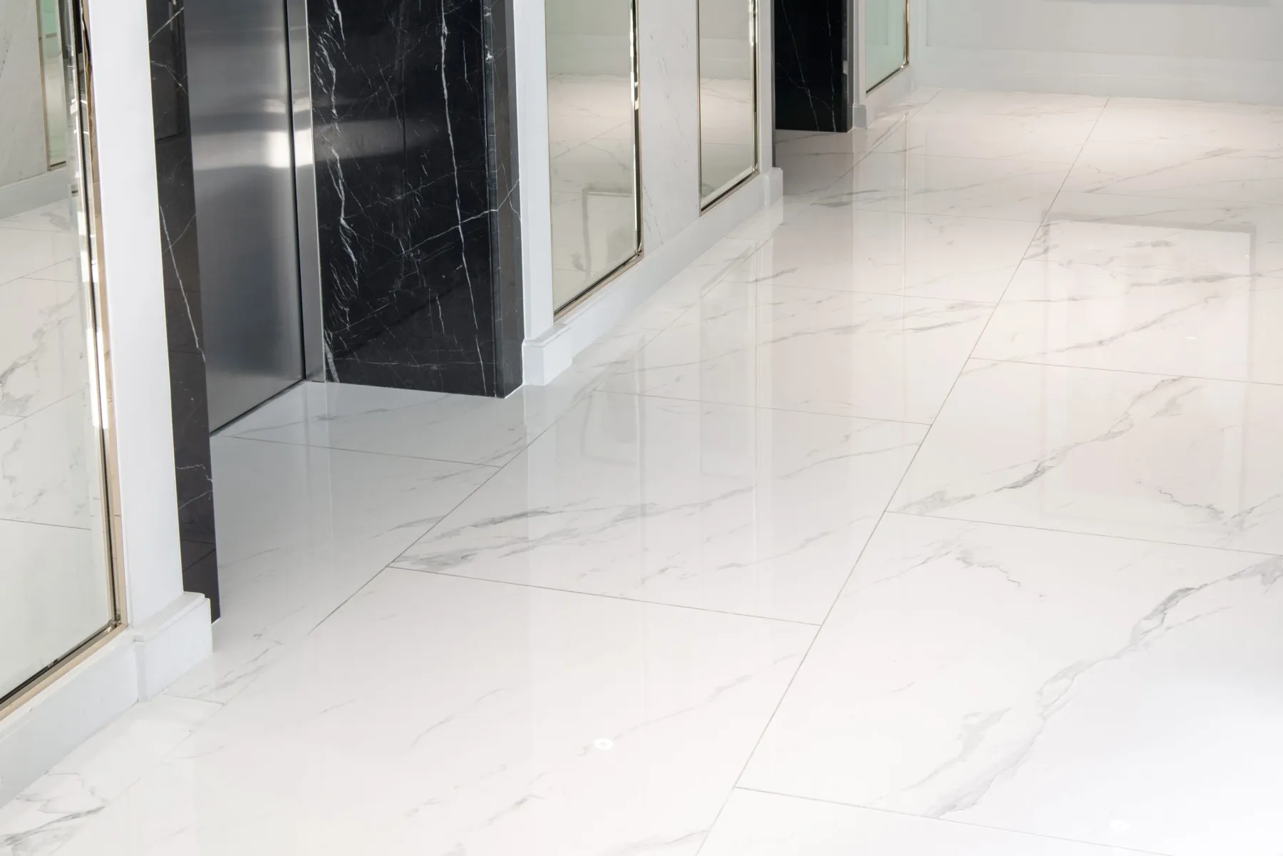 Installing a marble worktop in a Dubai kitchen